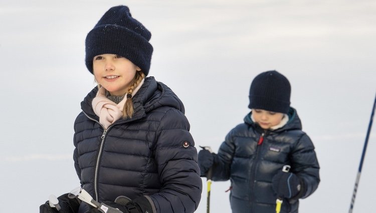 Los Príncipes Estela y Oscar de Suecia dando un paseo por la nieve