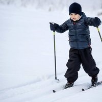 El Príncipe Oscar de Suecia esquiando