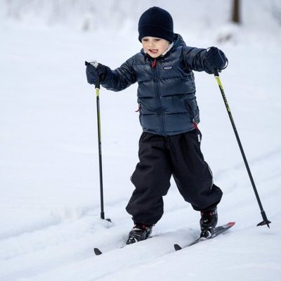 El Príncipe Oscar de Suecia esquiando