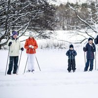 Los Reyes Carlos Gustavo y Silvia y los Príncipes Victoria, Daniel, Estela y Oscar de Suecia posando en la nieve