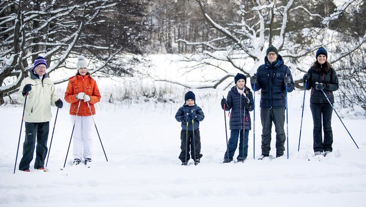 Los Reyes Carlos Gustavo y Silvia y los Príncipes Victoria, Daniel, Estela y Oscar de Suecia posando en la nieve