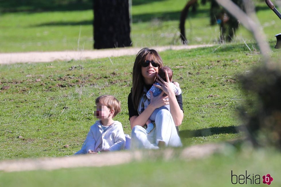 Isabel Jiménez en el parque con sus dos hijos
