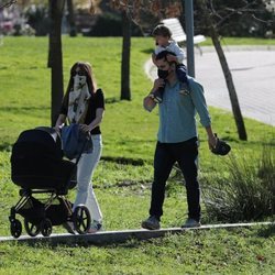 Isabel Jiménez con su marido y con sus dos hijos en el parque