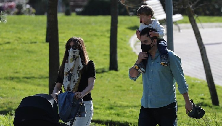 Isabel Jiménez con su marido y con sus dos hijos en el parque