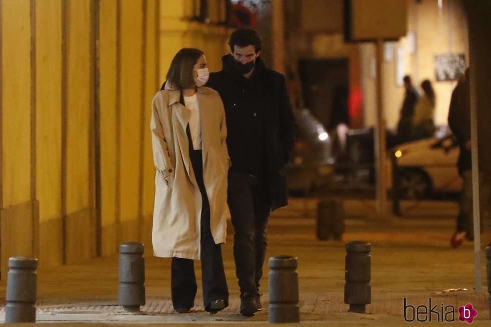 Tamara Falcó con Íñigo Onieva dando un paseo por Madrid