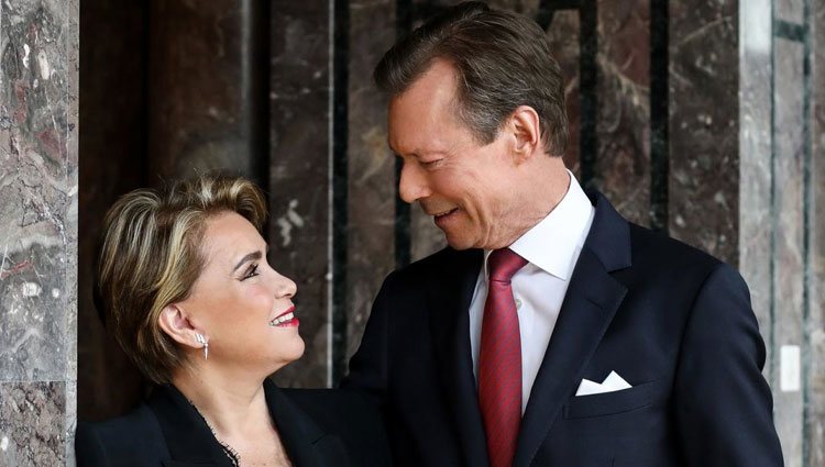 Enrique y María Teresa de Luxemburgo se miran enamorados en su 40 aniversario de boda