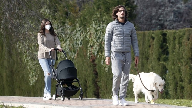 Feliciano López y Sandra Gago dando un paseo con su hijo y su mascota