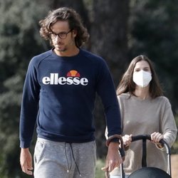 Feliciano López y Sandra Gago dando un paseo con su hijo