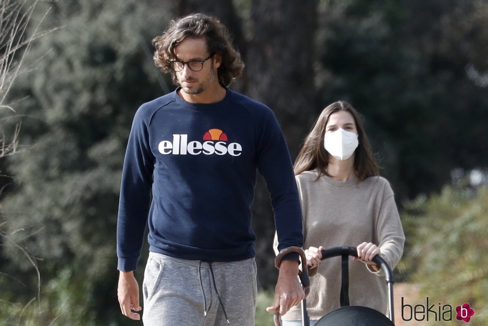 Feliciano López y Sandra Gago dando un paseo con su hijo
