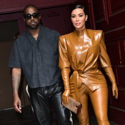 Kanye West y Kim Kardashian en la Semana de la Moda de París en febrero de 2020