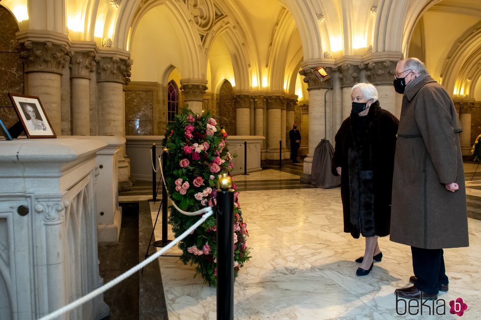 Alberto y Paola de Bélgica visitan la Cripta Real de la Familia Real Belga