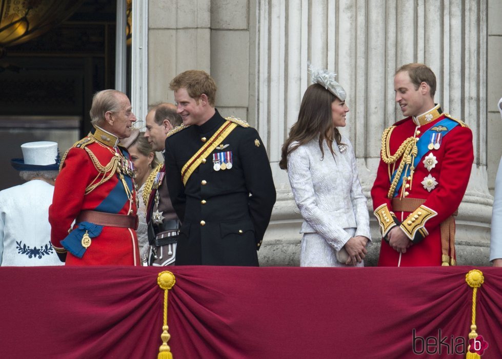 El Duque de Edimburgo y el Príncipe Harry junto al Príncipe Guillermo y Kate Middleton en Trooping the Colour 2014