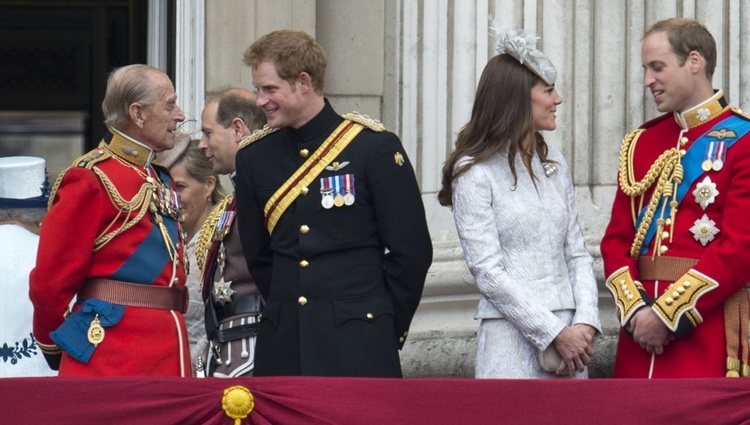 El Duque de Edimburgo y el Príncipe Harry junto al Príncipe Guillermo y Kate Middleton en Trooping the Colour 2014