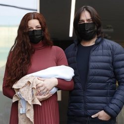 Joaquín Cortés y Mónica Moreno a la salida del hospital con su segundo hijo