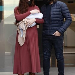 Joaquín Cortés y Mónica Moreno presentando a su segundo hijo