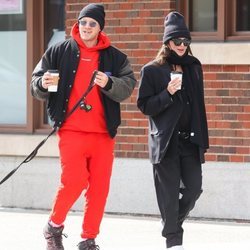 Sebastian Bear-McClard y Emily Ratajkowski paseando por Nueva York