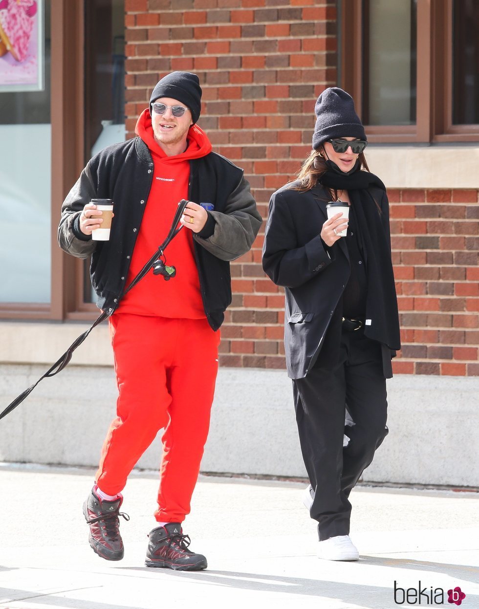 Sebastian Bear-McClard y Emily Ratajkowski paseando por Nueva York