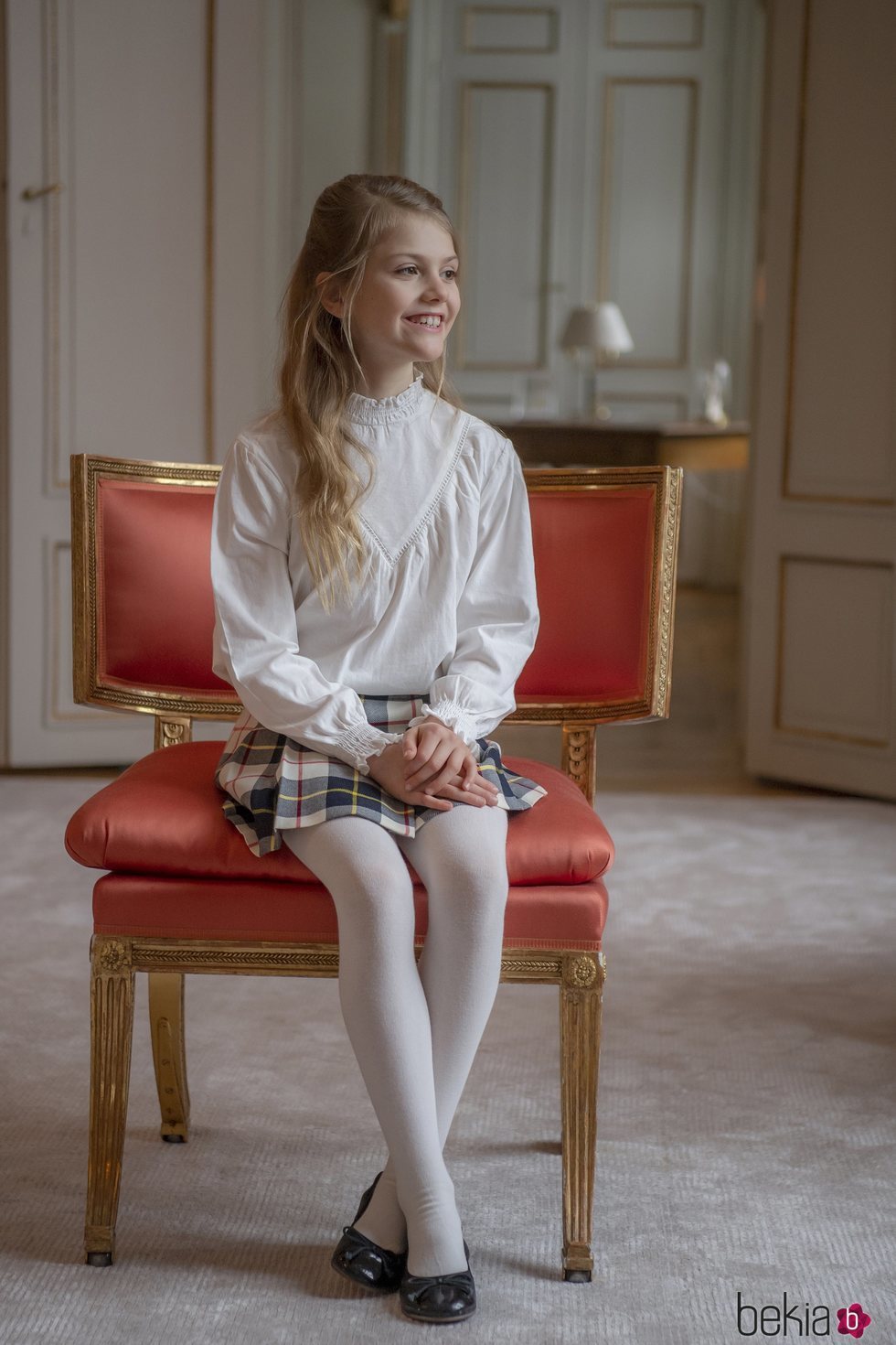 Estela de Suecia en una silla en su 9 cumpleaños