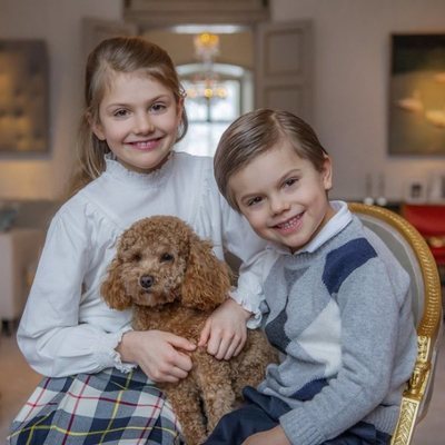 Estela de Suecia con su hermano Oscar de Suecia y su perro Rio en su 9 cumpleaños