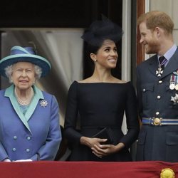 El Príncipe Harry y Meghan Markle muestran su complicidad frente a la Reina Isabel en el centenario de la RAF