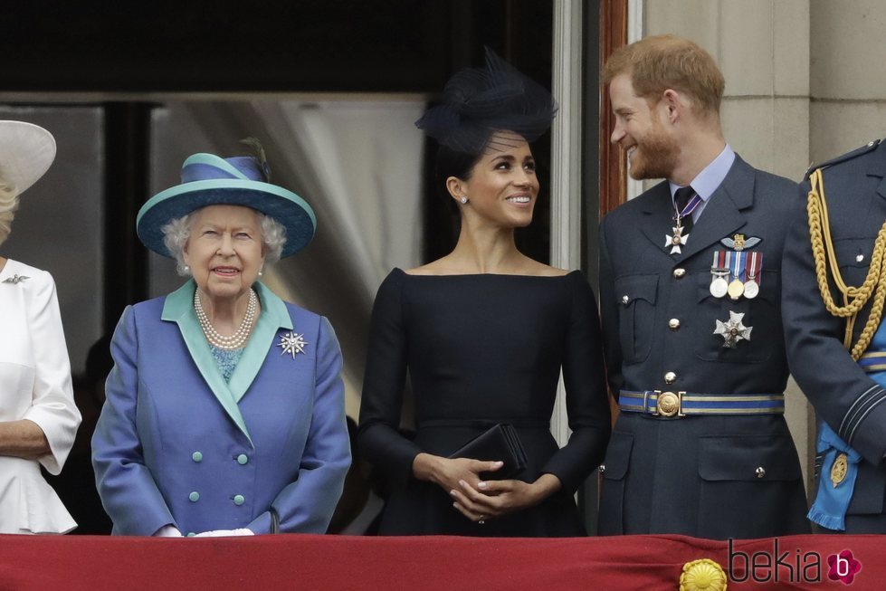 El Príncipe Harry y Meghan Markle muestran su complicidad frente a la Reina Isabel en el centenario de la RAF