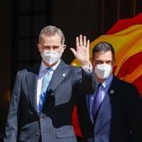 El Rey Felipe saludando junto a Pedro Sánchez en el acto por el 40 aniversario del 23F