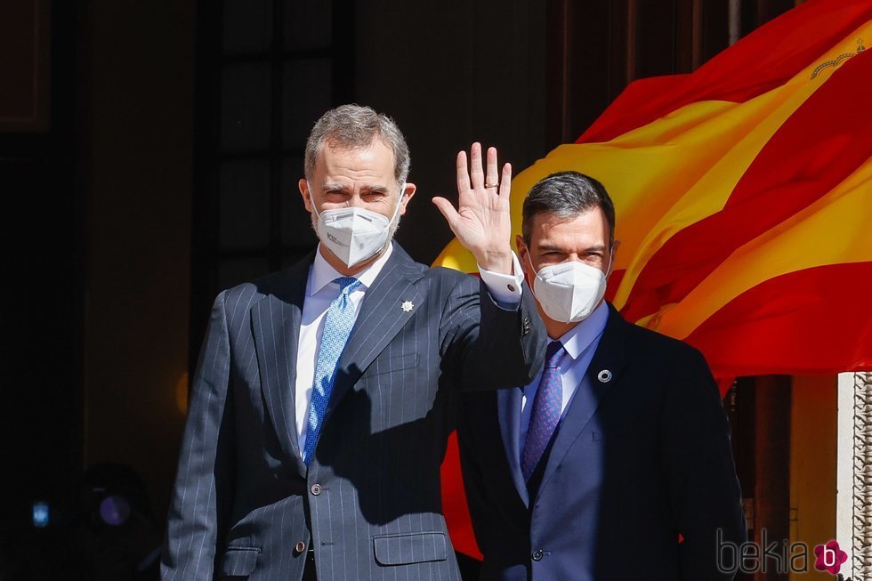 El Rey Felipe saludando junto a Pedro Sánchez en el acto por el 40 aniversario del 23F