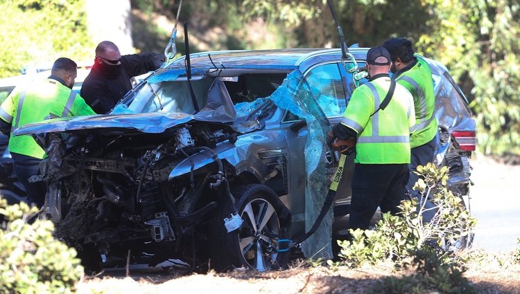 La Policía retire el coche de Tiger Woods tras el accidente