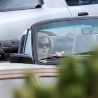 Kristen Stewart caracterizada como Lady Di conduciendo durante el rodaje de 'Spencer