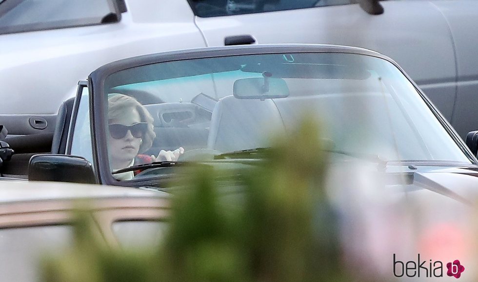 Kristen Stewart caracterizada como Lady Di conduciendo durante el rodaje de 'Spencer