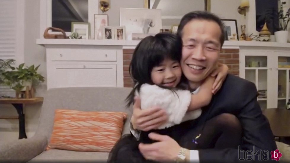 Lee Isaac Chung y su hija en los Globos de Oro 2021