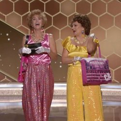 Kristen Wiig y Annie Mumolo caracterizadas como 'Barb & Star' en los Globos de Oro 2021
