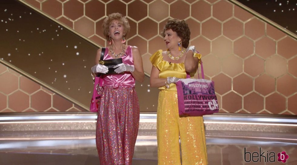 Kristen Wiig y Annie Mumolo caracterizadas como 'Barb & Star' en los Globos de Oro 2021