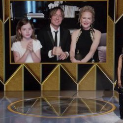 Rosie Perez y Nicole Kidman con Keith Urban y una de sus hijas en los Globos de Oro 2021