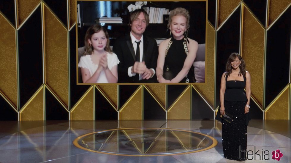 Rosie Perez y Nicole Kidman con Keith Urban y una de sus hijas en los Globos de Oro 2021