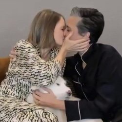 Jodie Foster y Alexandra Hedison besándose en los Globos de Oro 2021