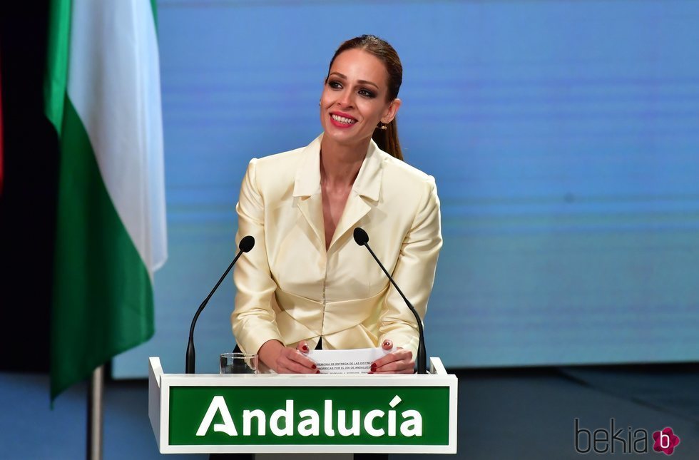 Eva González, con lágrimas en los ojos en la entrega de las Medallas de Andalucía 2021