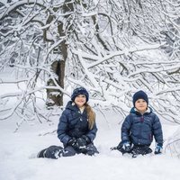 Estela y Oscar de Suecia posan en la nieve