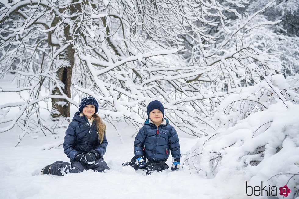 Estela y Oscar de Suecia posan en la nieve