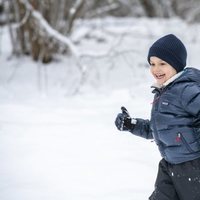 Oscar de Suecia se divierte en la nieve