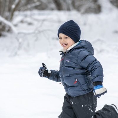 Oscar de Suecia se divierte en la nieve