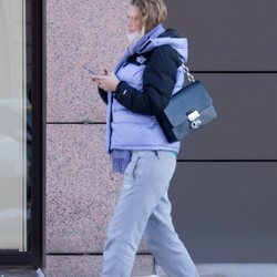 Toni Garrn luce embarazo en Berlín