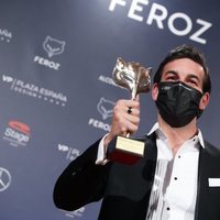 Mario Casas con su Premio Feroz 2021