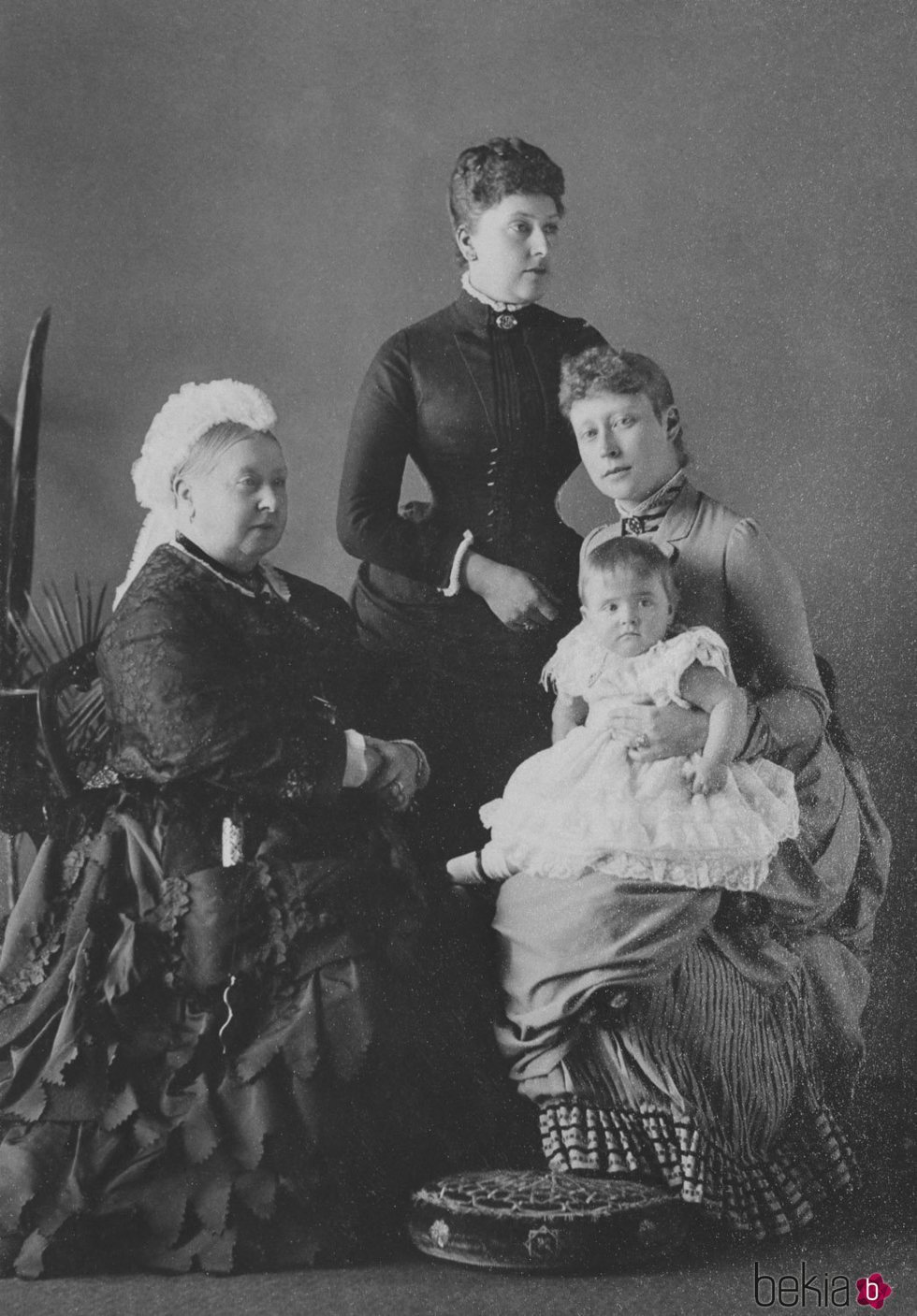 La Reina Victoria con su hija Beatriz, su nieta Victoria y su bisnieta Alicia de Battenberg