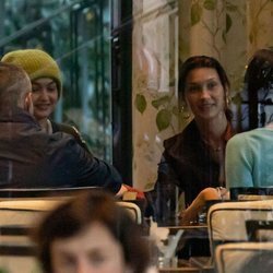 Gigi y Bella Hadid junto a Irina Shayk en un restaurante de Milán