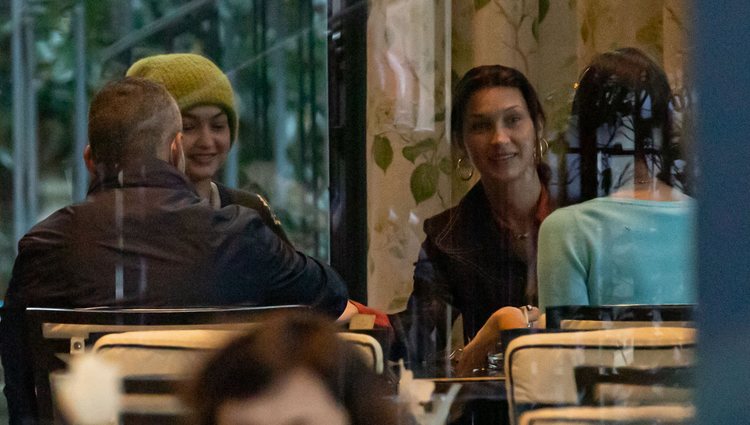 Gigi y Bella Hadid junto a Irina Shayk en un restaurante de Milán