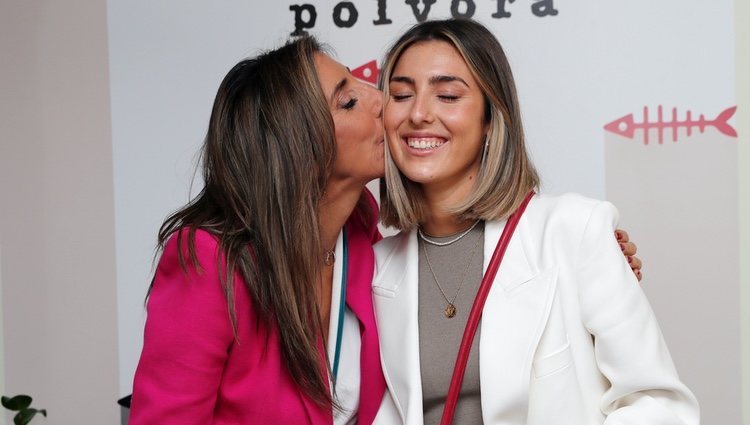Paz Padilla dando un beso a Anna Ferrer en la presentación de su colección de bolsos