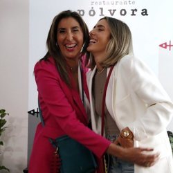 Paz Padilla y Anna Ferrer partiéndose de risa en la presentación de su colección de bolsos
