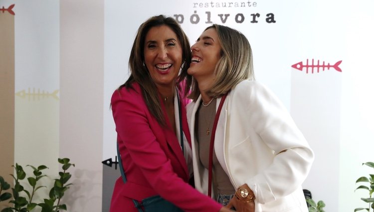 Paz Padilla y Anna Ferrer partiéndose de risa en la presentación de su colección de bolsos