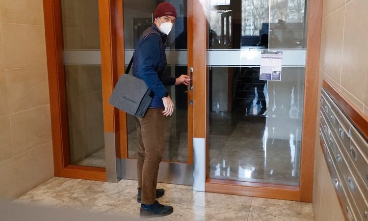 Iñaki Urdangarin en la puerta de Imaz & Asociados en su primer día de trabajo presencial